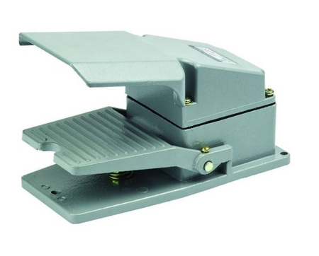 Przełącznik nożny ON-(ON) 15A 250V, z osłoną PN03